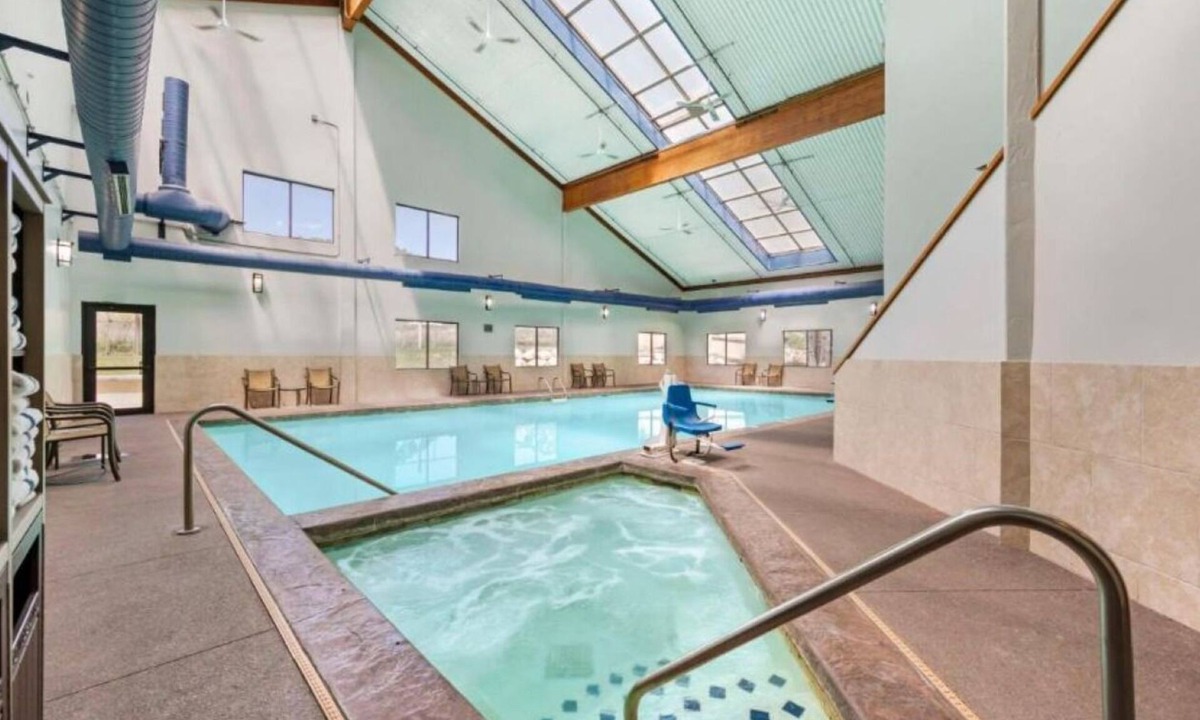 Eagle Hotel | 1 King +2 Queens Two-Floor Suite w/Free Breakfast| Shuttle to/from Vail Airport