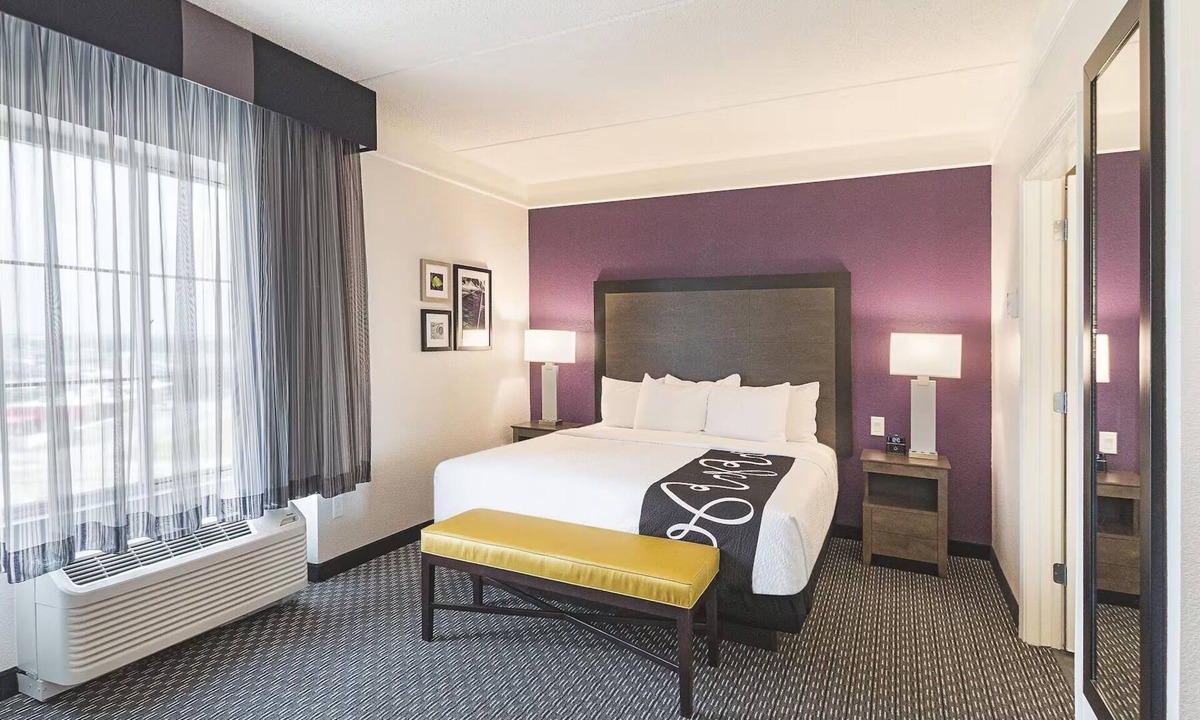 Arlington Hotel | 1 King Bed, Deluxe Family Suite, La Quinta Inn, Pool, Near Six Flags