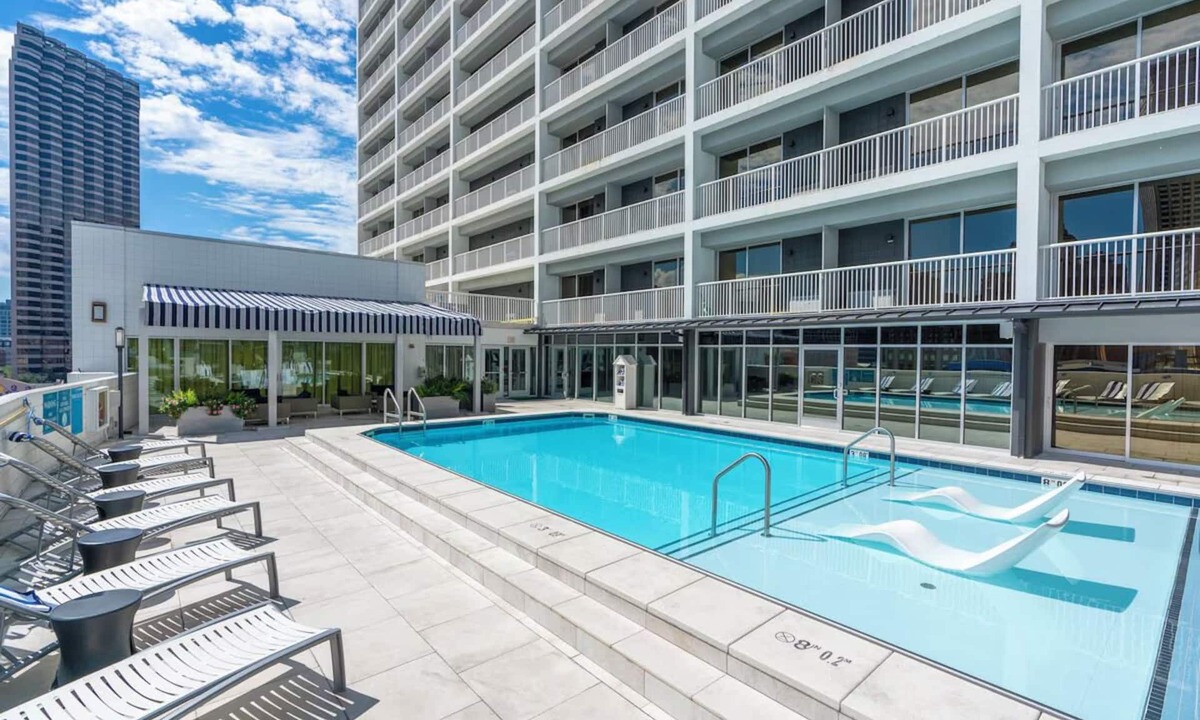 Faubourg Delassize Hotel | 1 King Std Room, Holiday Inn – Rooftop Pool, 4 Blocks from Caesars Superdome
