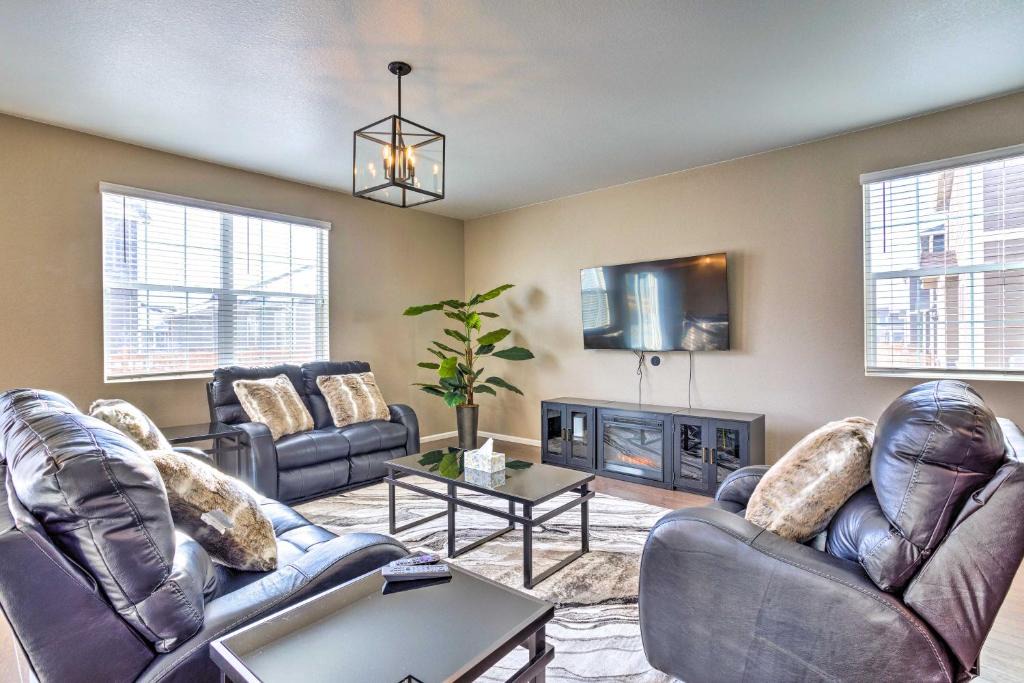 Aurora House | 10 Mi to DIA: Spacious Aurora House w/Yard!