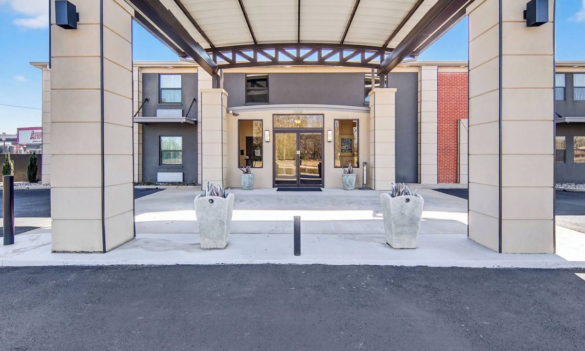Tyler Hotel | 12 Oaks Hotel
