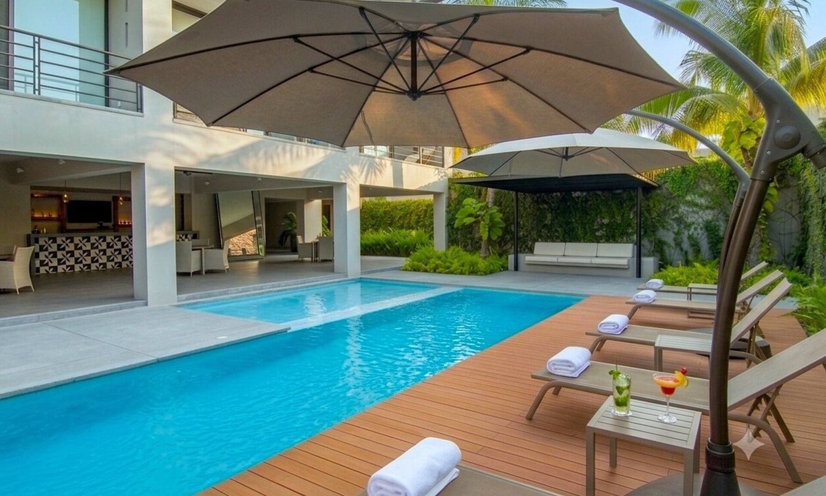 R Condo | 1BR Garden Condo | Walk to Beach | Pool & Gym