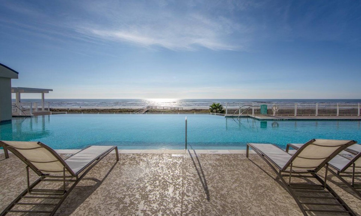 Galveston Apartment | 1BR Suite w/Kitchen | Pool, Golf & Arcade