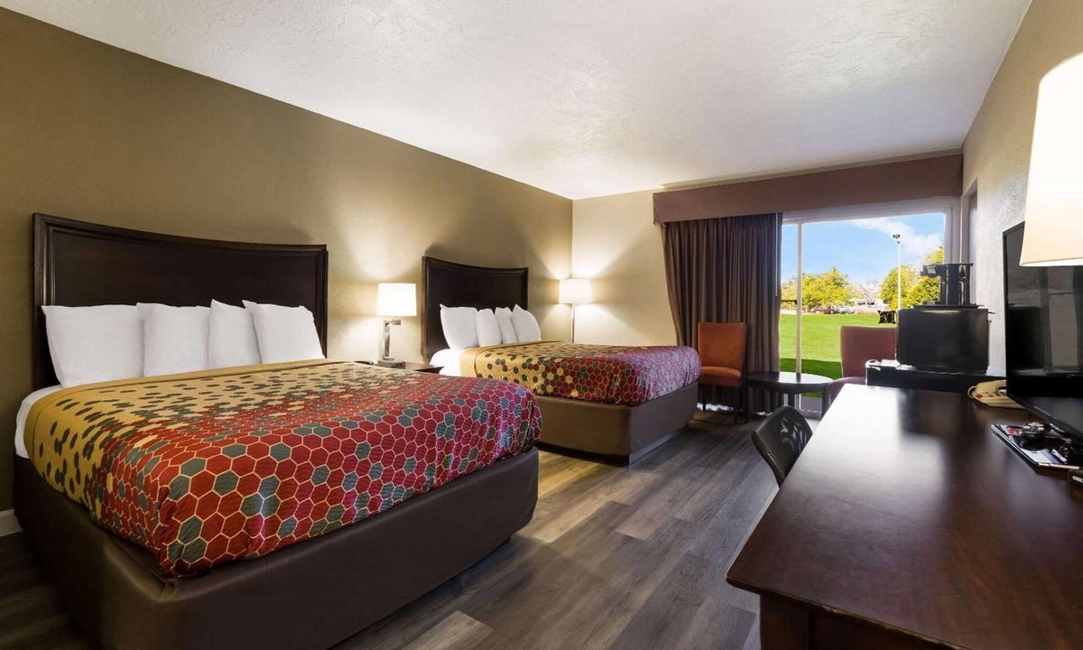 Perry Hotel | 2 Accommodations near Georgia Artisan Center | Free Parking | Pet Friendly