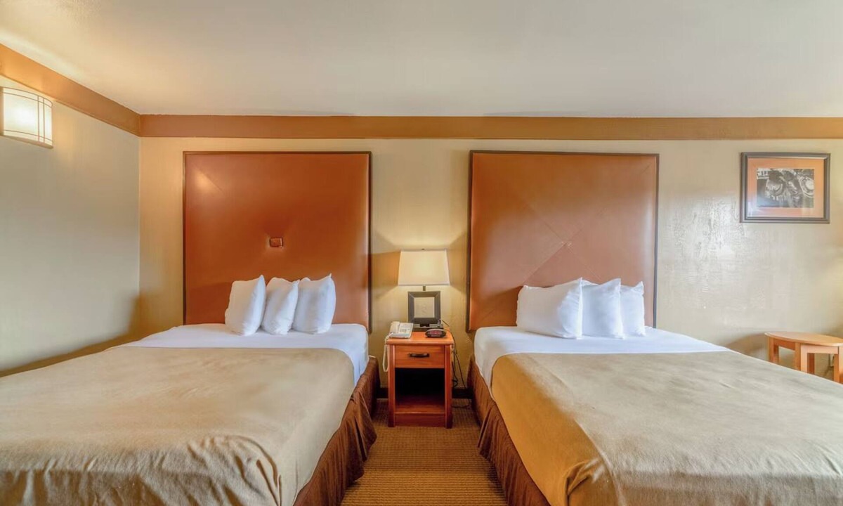 Beeville Hotel | 2 Affordable Rooms with 2 Queen Beds Perfect for a Relaxing Family Trip