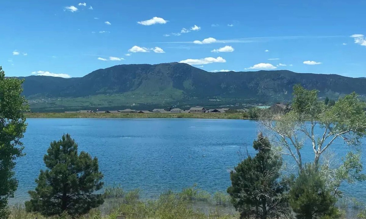 Monument Apartment | 2 bed/2 bath suite w/lake & mountain views, 10 min. from Colo. Springs & USAFA