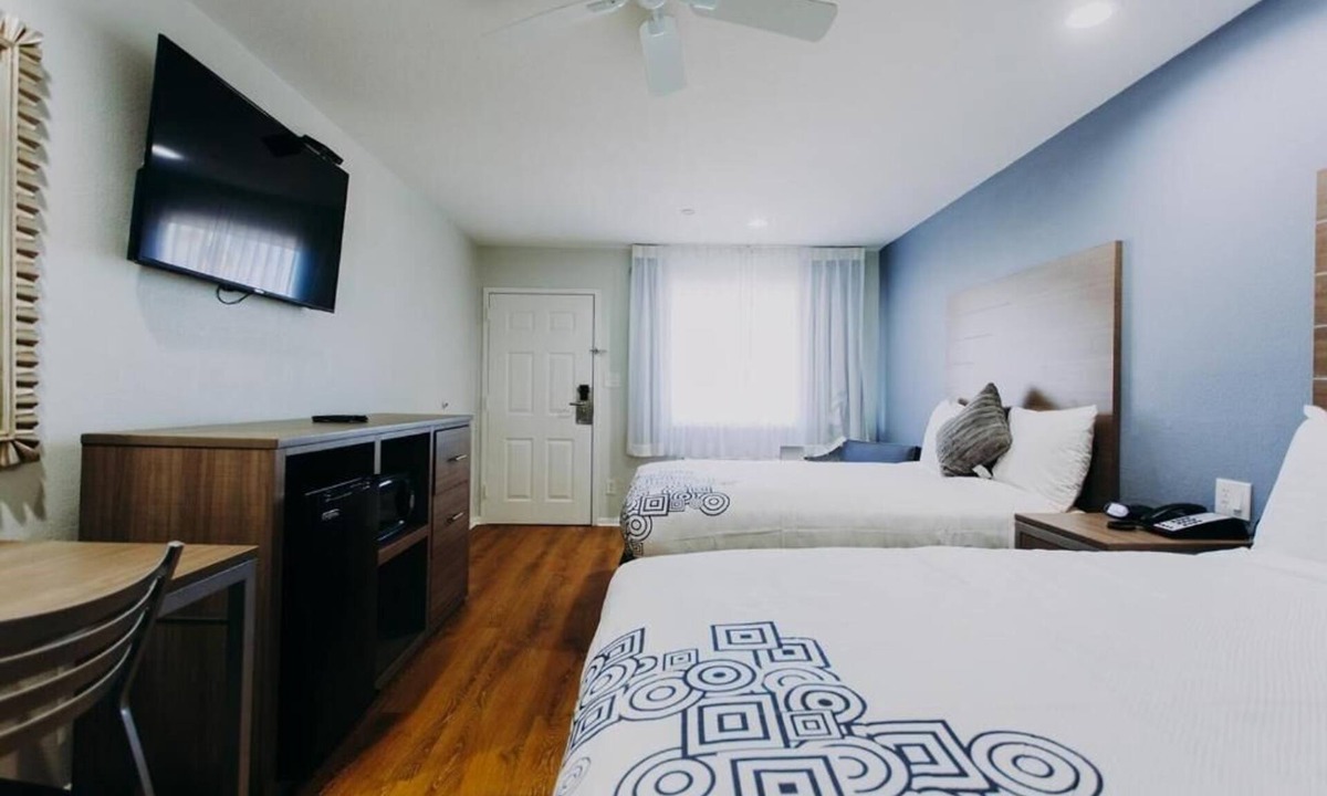 Clear Lake Shores Hotel | 2 Convenient Units w/Access to Kemah Boardwalk Access | Deck with Marina View