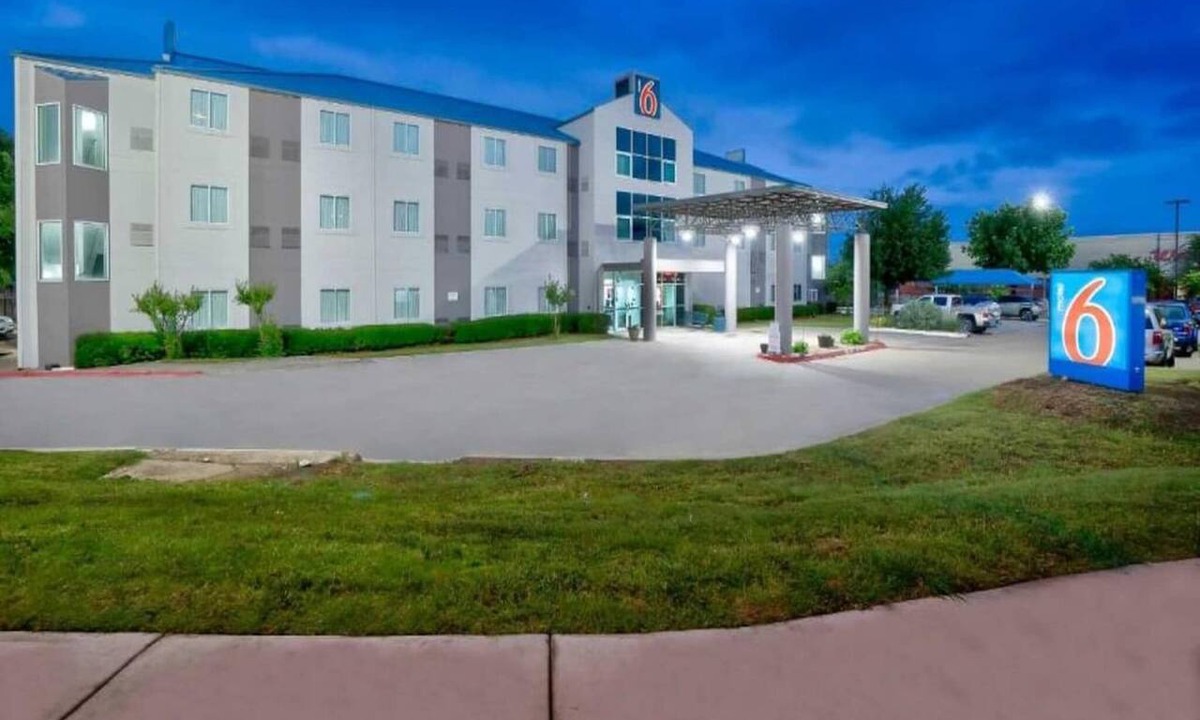 Benbrook Apartment | 2 Full Beds | Accessible, Non-Smoking