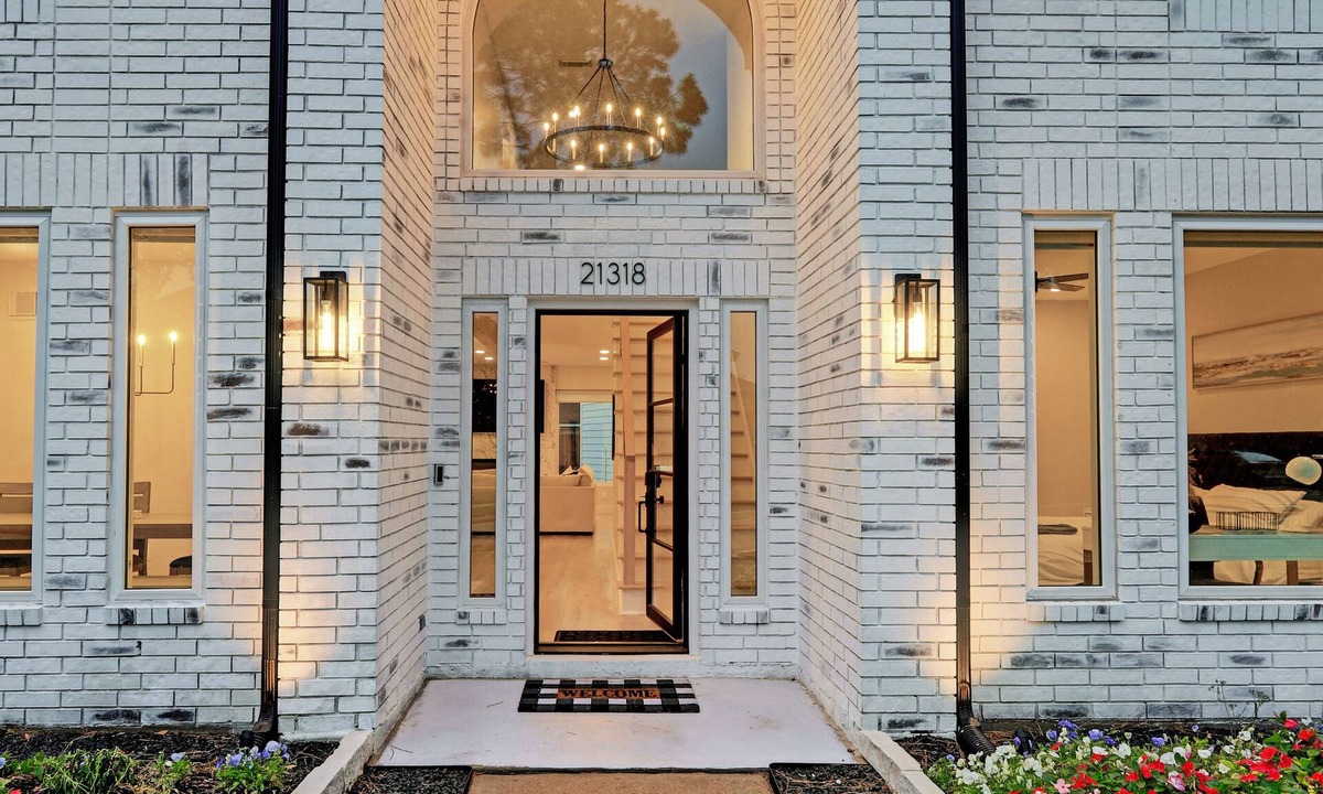 Memorial Parkway House | 2 King Suites, Game Room, Chef's Kitchen, 77" OLED