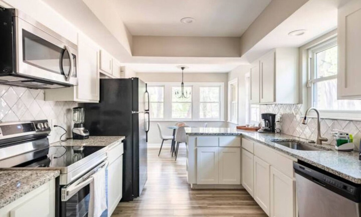 Vance Jackson House | 2 Masters, 3 KING beds, 6 Rooms, Perfect Location.
