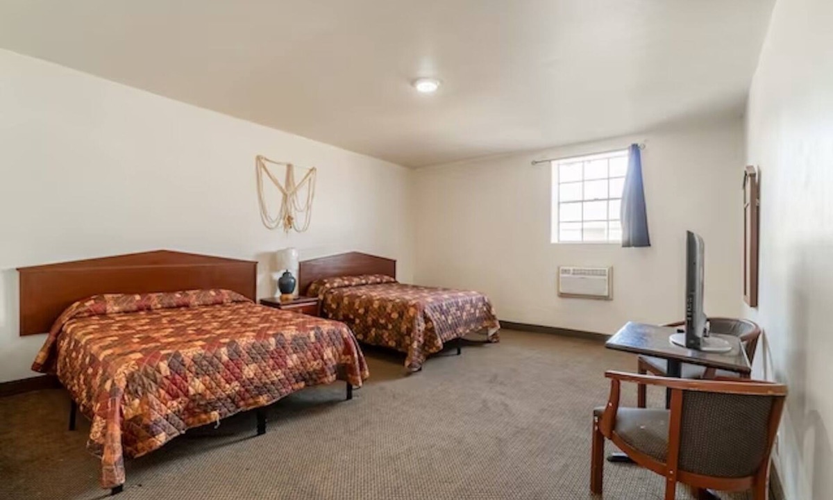 Brownsville Hotel | 2 Pet-Friendly Rooms near Camille Lightner Playhouse