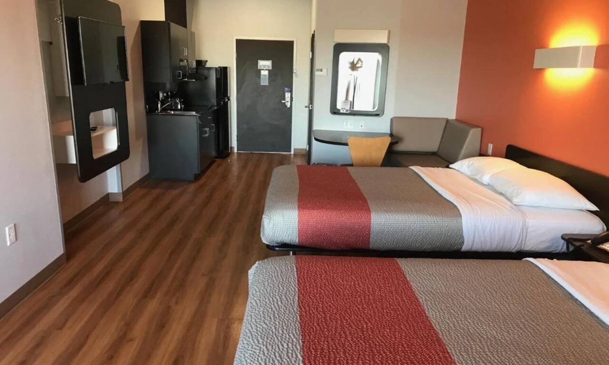 Midland Apartment | 2 Queen Beds | Non-Smoking, Kitchen, Shower