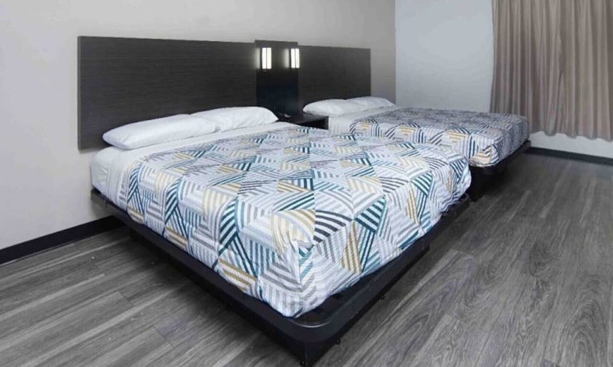 West Meadowbrook Apartment | 2 Queen Beds | Non-Smoking