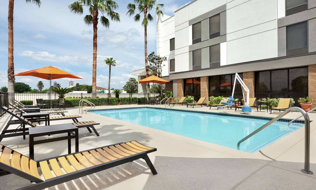 US 290 Hotel | 2 Relaxing & Pet-Friendly Room for Families | On-Site Parking Available