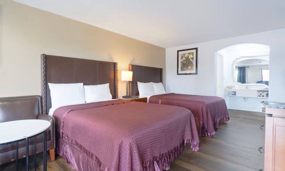 San Augustine Hotel | 2 Rooms for Great Value: 2 Full Beds Non-Smoking for 4 Guests.