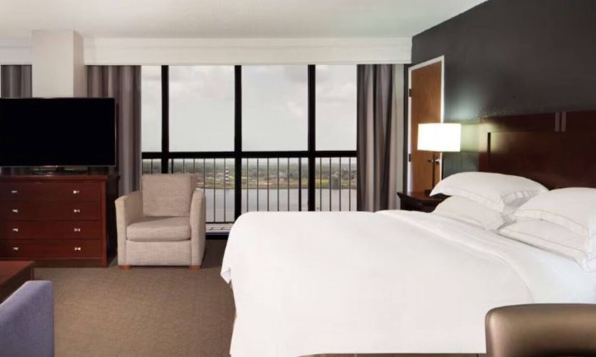 Nassau Bay Hotel | 2 Spacious Rooms Enjoying Lakefront Dining and Space City Attractions