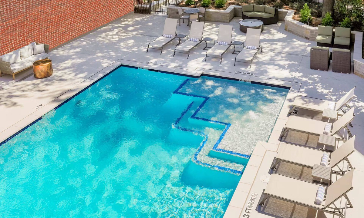 Richardson Hotel | 2 Spacious Rooms for Groups or Families Near UT Dallas Alumni Disc Golf Course