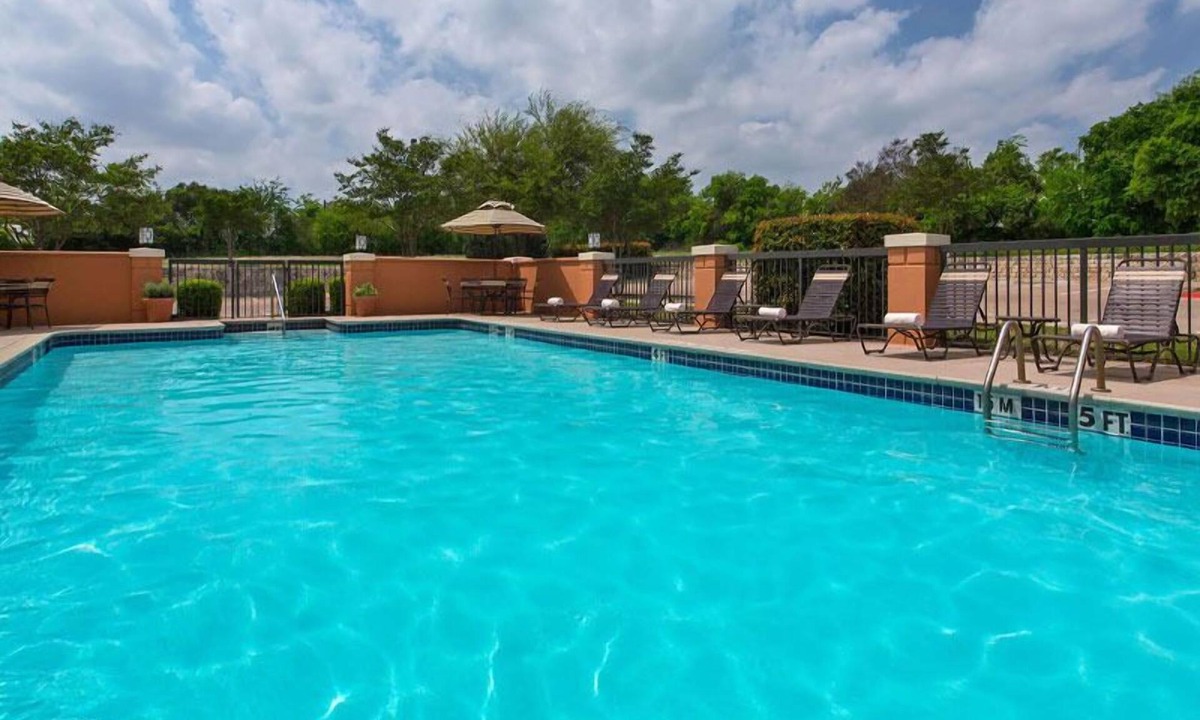St. Johns Hotel | 2 Units Close to Inner Space Cavern! Outdoor Pool, FREE Parking, Pets Allowed!