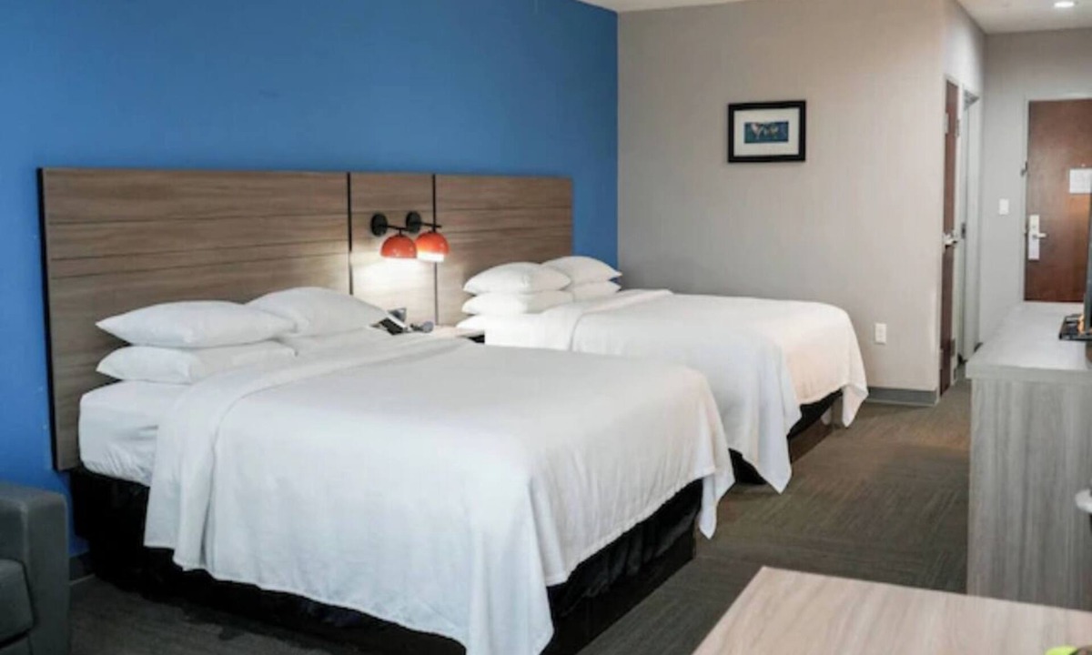Port Aransas Hotel | 2 Welcoming Rooms Ideal for Families or Groups | Free Parking