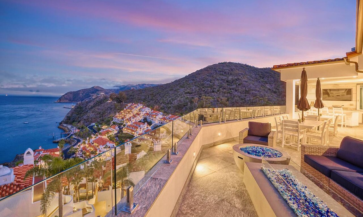 Avalon Condo | 2BD Penthouse Suite, Unobstructed Views in Hamilton Cove (UPPER UNIT), CART & AC