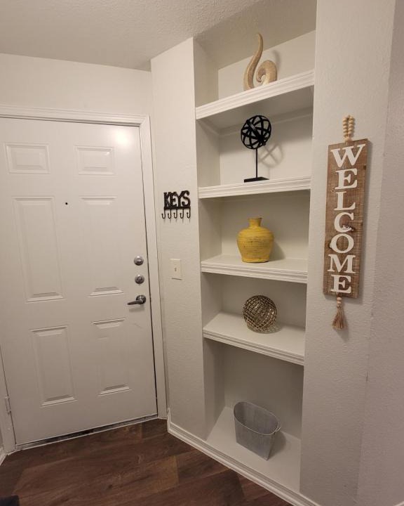West Arlington Apartment | 2BR 2BA w attached garage minutes FROM OUTLET SHOPPING SIXFLAGS HURRICANE HARBOR TEXAS LIVE AT&T stadium!