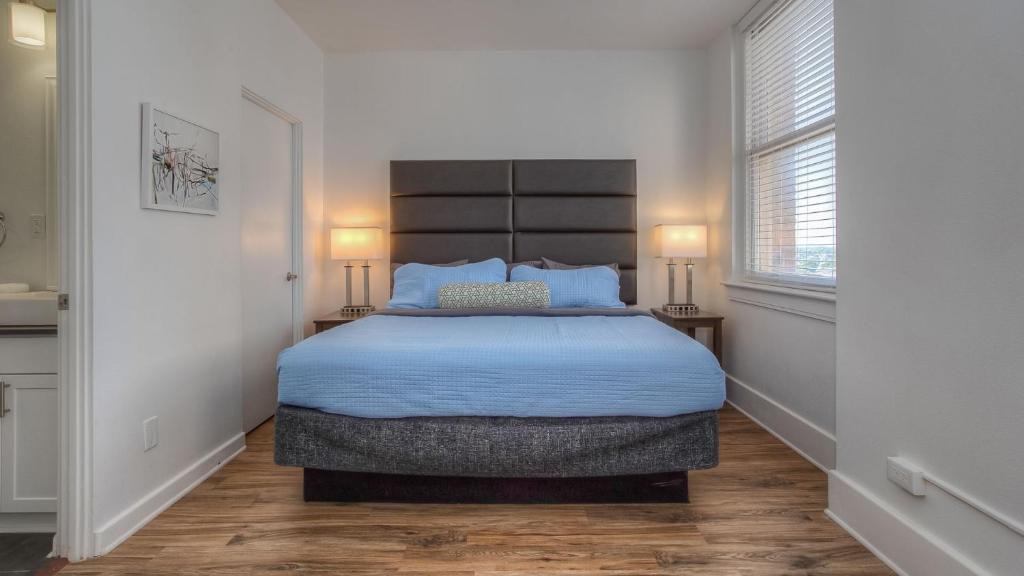 Downtown Fort Worth Apartment | 2BR at West 7th Street