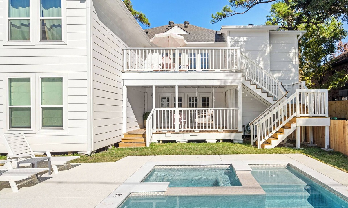 MacGregor House | 2Linkd Suites 6BR Ensuite Slps16 Pool&Spa Gated