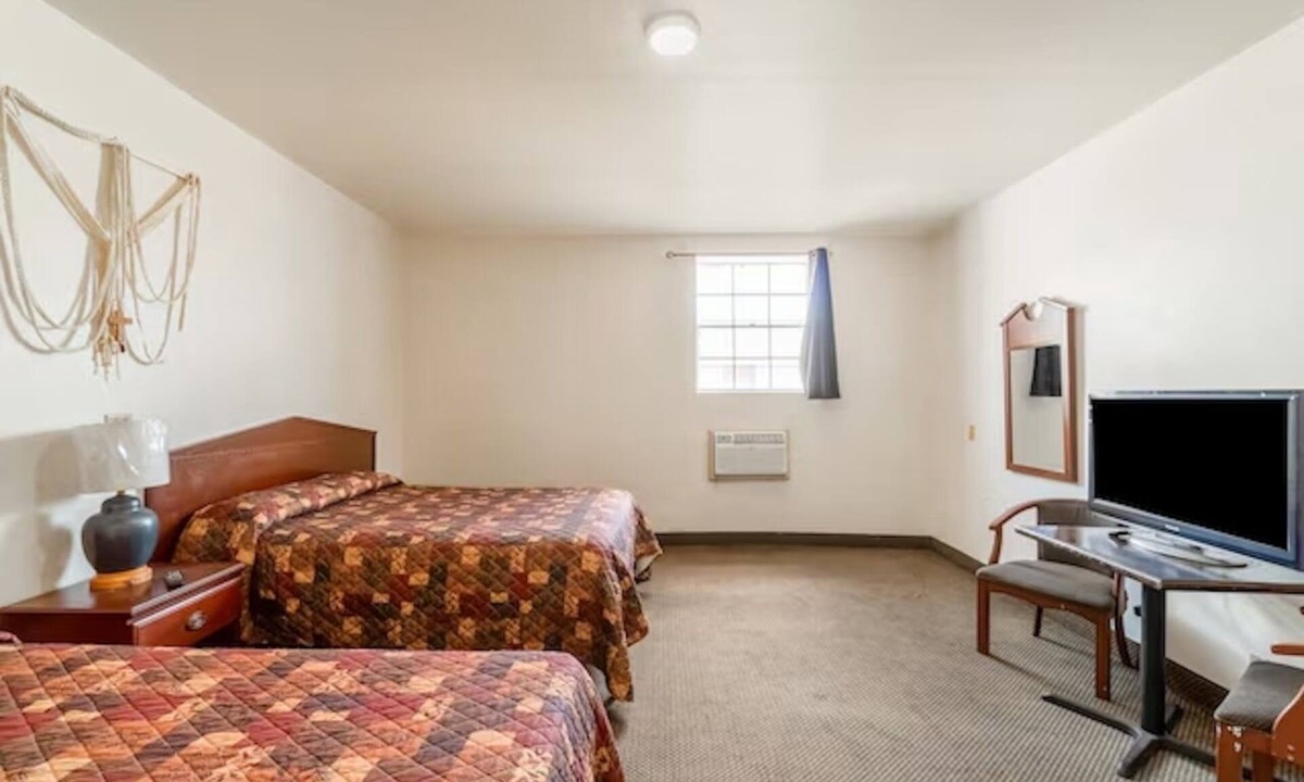 Brownsville Hotel | 3 Accommodations for Group Stays | Near Market Square Research Center