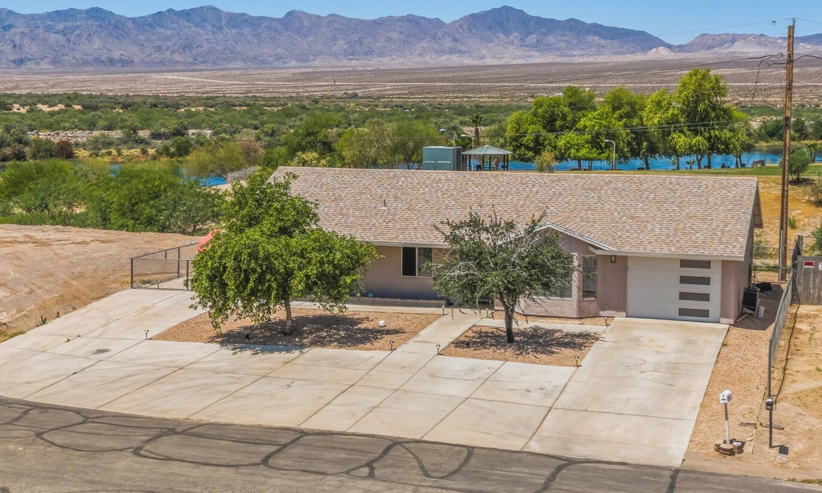 Bullhead City House | 3 bed/2 bath River/Mountain Views,just steps to the Colorado River & Rotary Park
