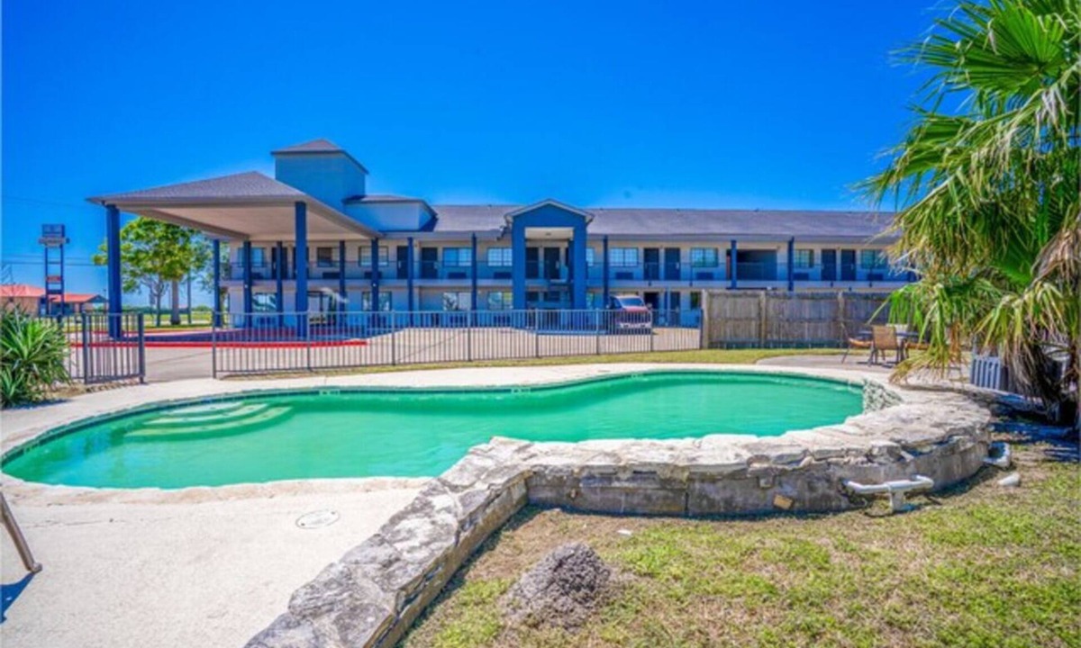 Port Lavaca Hotel | 3 Budget-Friendly Rooms with Free Parking & Seasonal Pool Near Gulf Coast