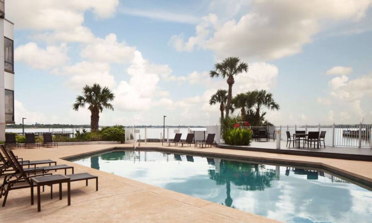 Nassau Bay Hotel | 3 Elegant Rooms & Calm Atmosphere Just Minutes from NASA