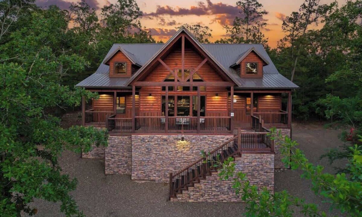 Hochatown Cabin | 3 King Suites, Hot Tub, Firepit, Playset, Dogs OK
