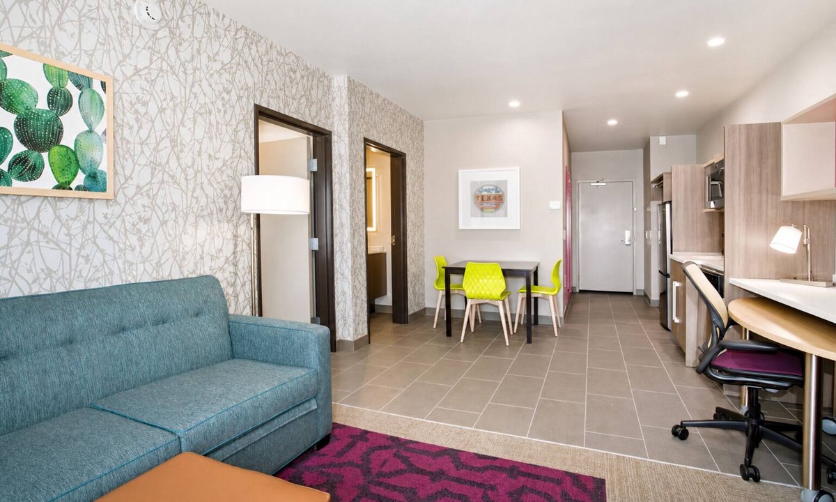 Roswell Hotel | 3 Pet-friendly Units Close to Spring River Zoo! Pets Allowed, Indoor Pool!