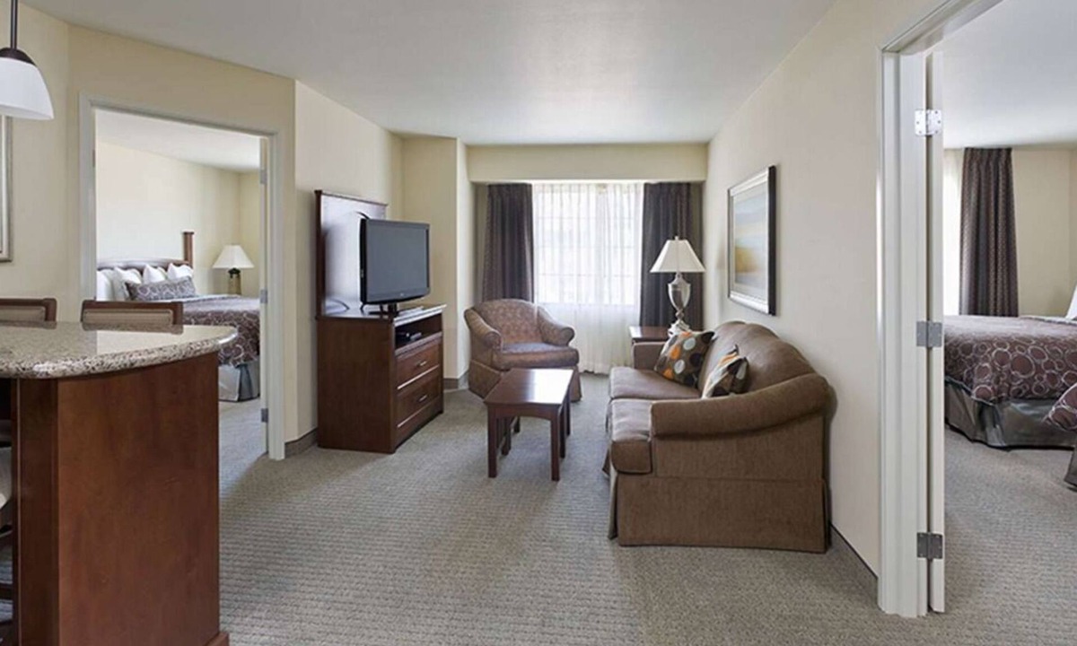 Las Colinas Hotel | 3 Spacious Suites w/Kitchen and FREE Breakfast! Minutes to Parmenter Gazebo!