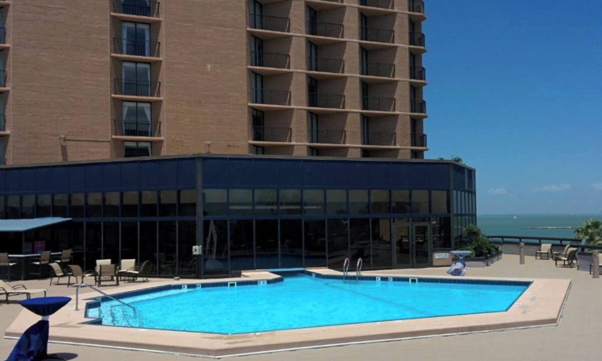 Central City Hotel | 3 Urban Coastal Rooms Near Marina | 6 Min Drive to McGee Beach & Shoreline