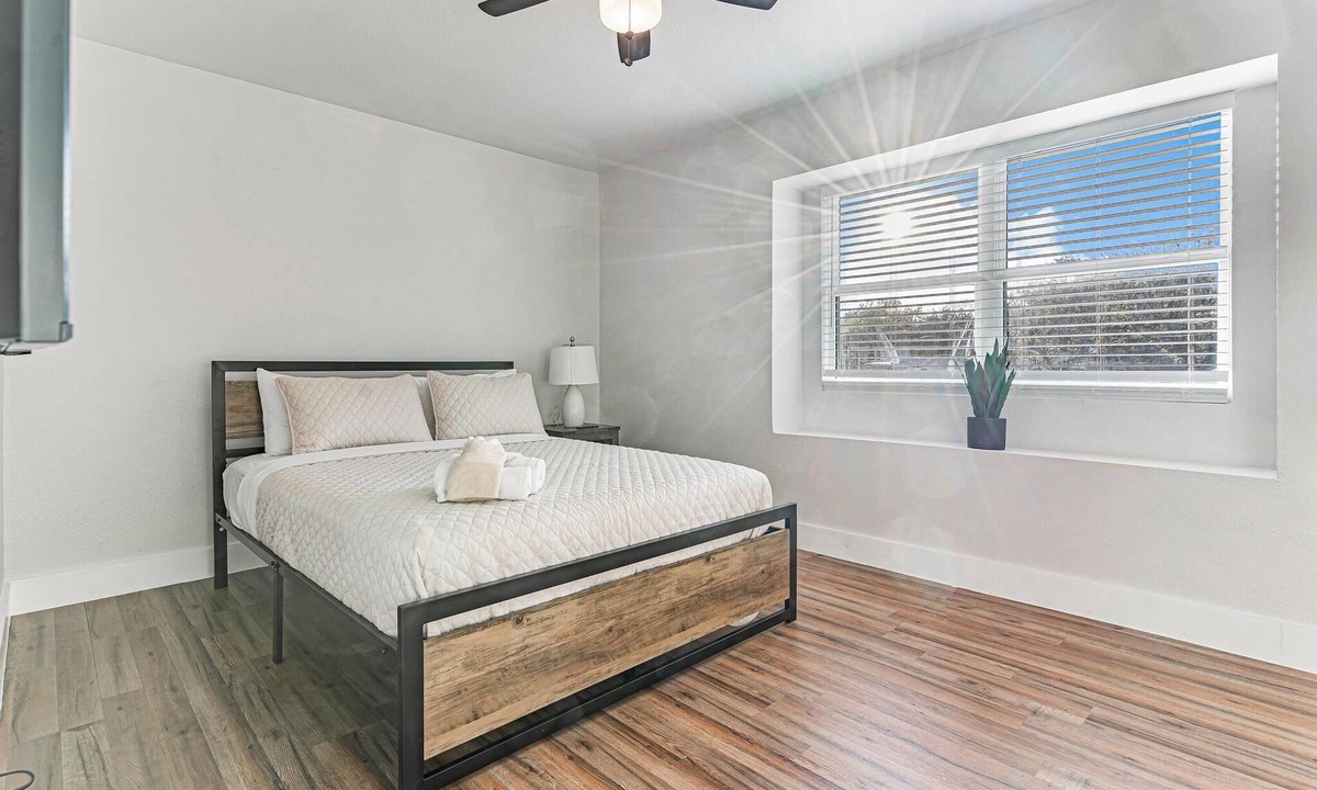 Central Southwest House | 3Bed/2Bath with Modern Comforts. NRG STADIUM & MEDICAL CENTER 8 Miles Away.