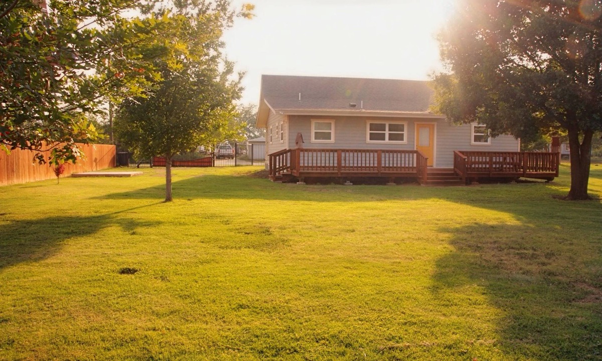 Sabinal House | 3BR- 2.5 BA Guest House in Sabinal - Sleeps 6 - Pond View