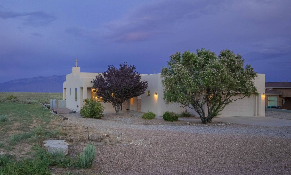 Rio Rancho House | 3BR/2BA/Open Floor plan/views-31 night minimum. Sleeps up to six. Dogs OK.