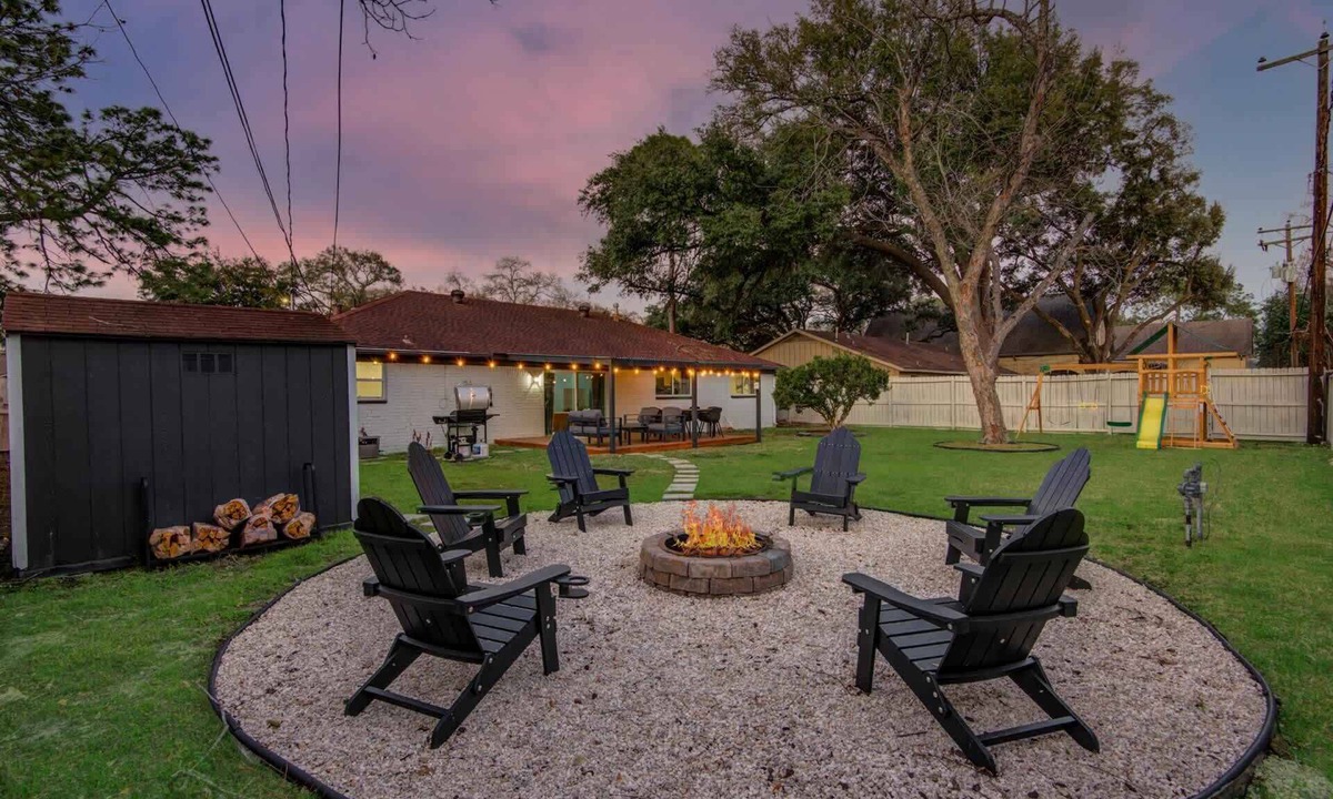 Woodlake - Briar Meadow House | 4-BD Mid-Modern Century with Firepit & Playground
