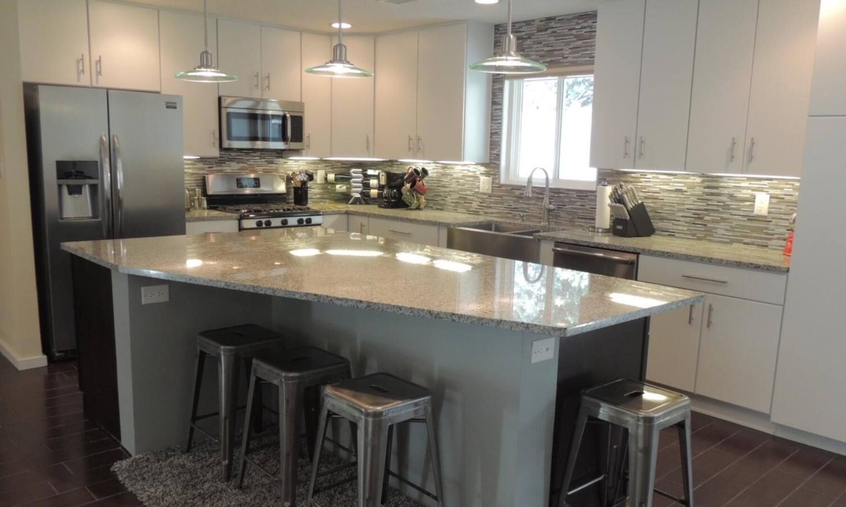 Onate House | 4 bedroom 2/ master home with hot tub, base of Sandia Mountains!