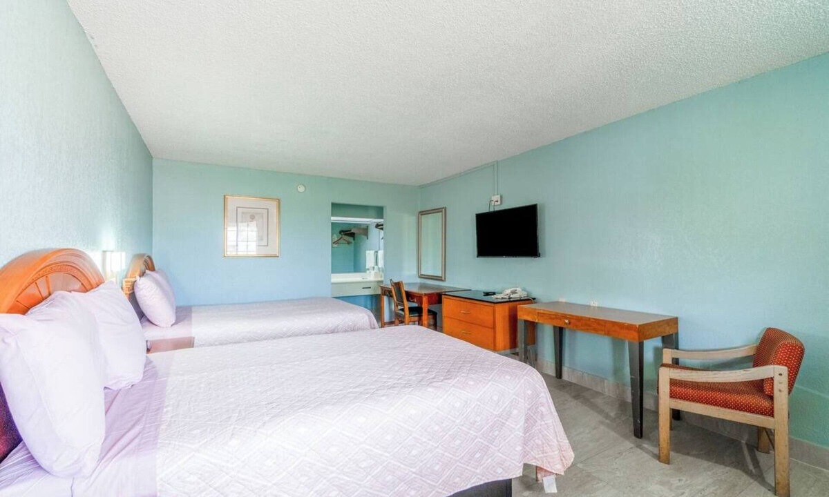 Harlingen Hotel | 4 Inviting Rooms Near Dining Hotspots & Tony Butler Municipal Golf Course -2.7mi