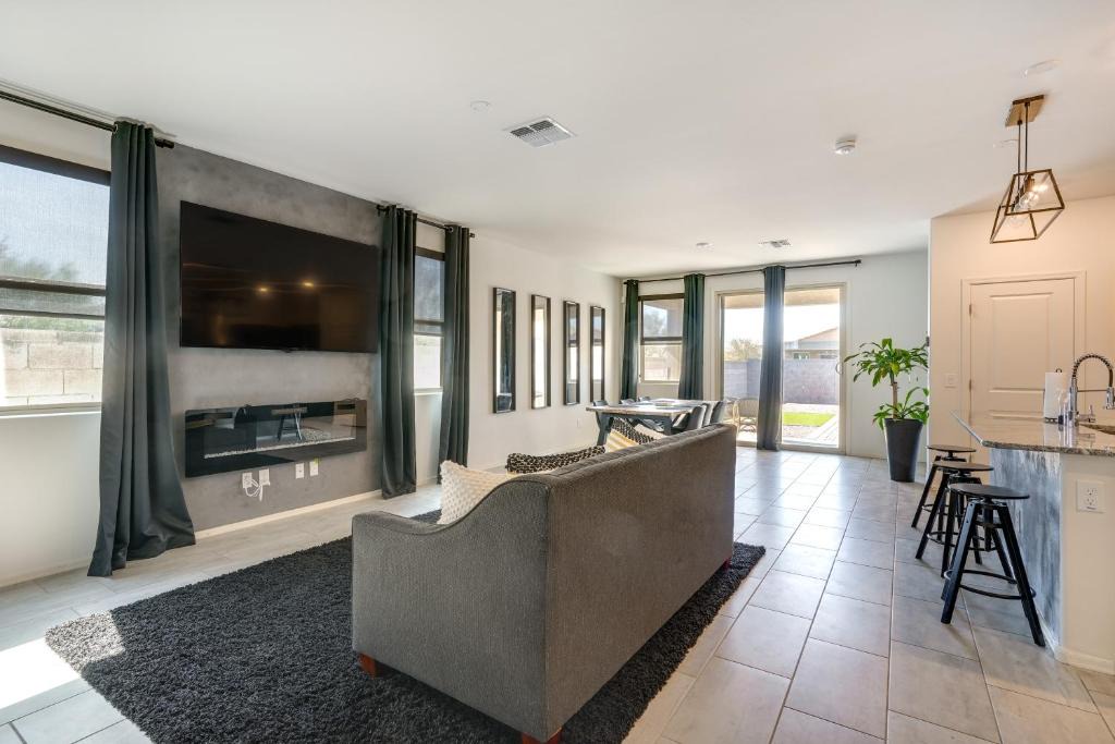Glendale House | 4 Mi to Westgate! Sunny Escape w/Furnished Patio