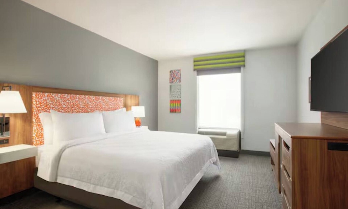 Houston Hotel | 4 Modern Houston Suites Featuring Free Breakfast, Parking, & Indoor Pool Access