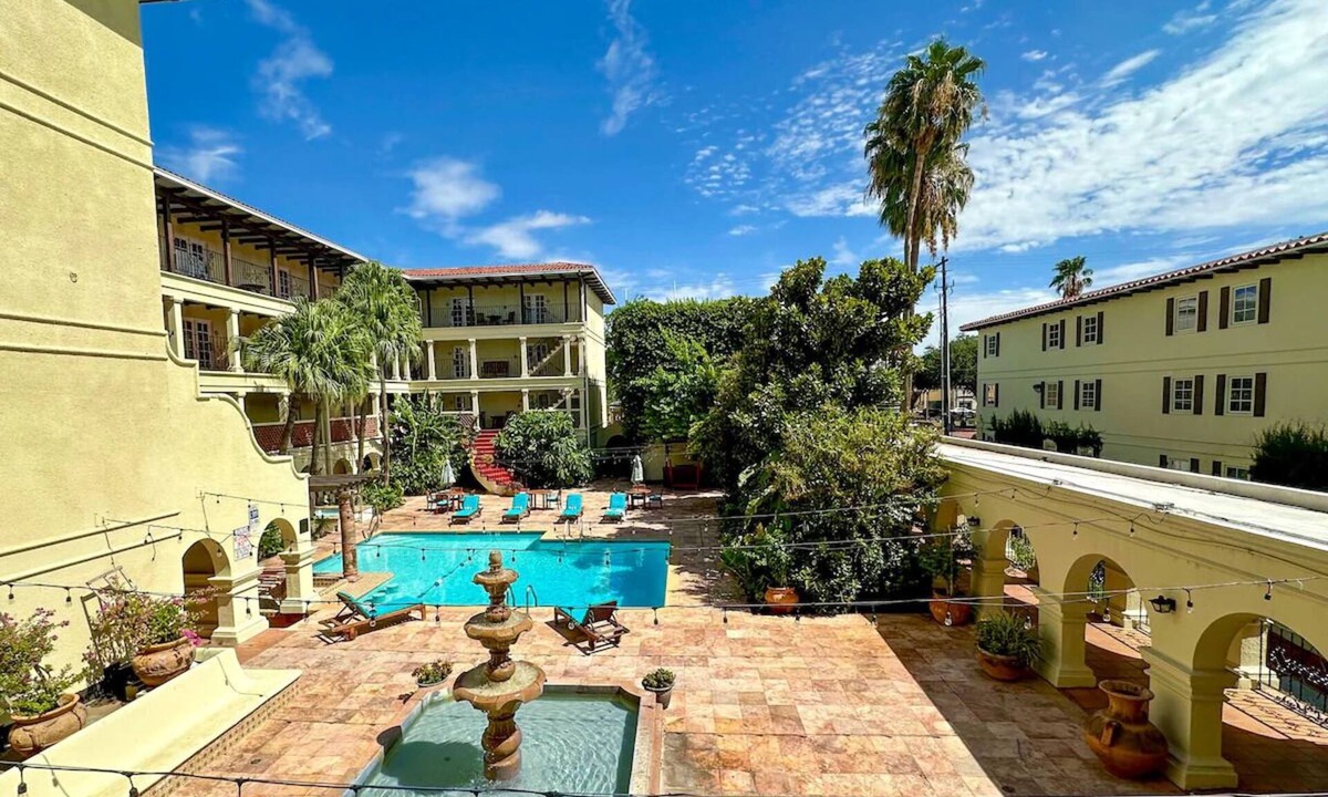 Western Division Hotel | 4 Units | Pet-Friendly Riverside Double Suite with Pool, Hot Tub, Grill & Bar