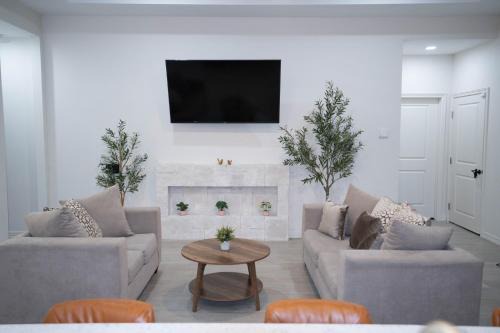 Brownsville House | 4BR Home Backyard + BBQ/Sleeps 8
