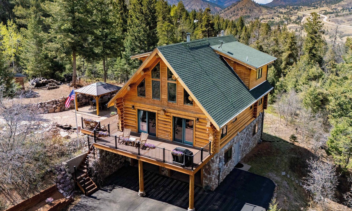 Cascade-Chipita Park House | 4BR Mountain Log Cabin w/Hot Tub,Loft,Deck Views