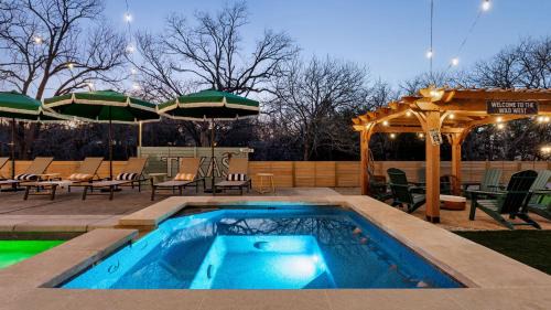 Round Rock West House | 5BR Oasis w Pool Spa Sauna & Fire Pit