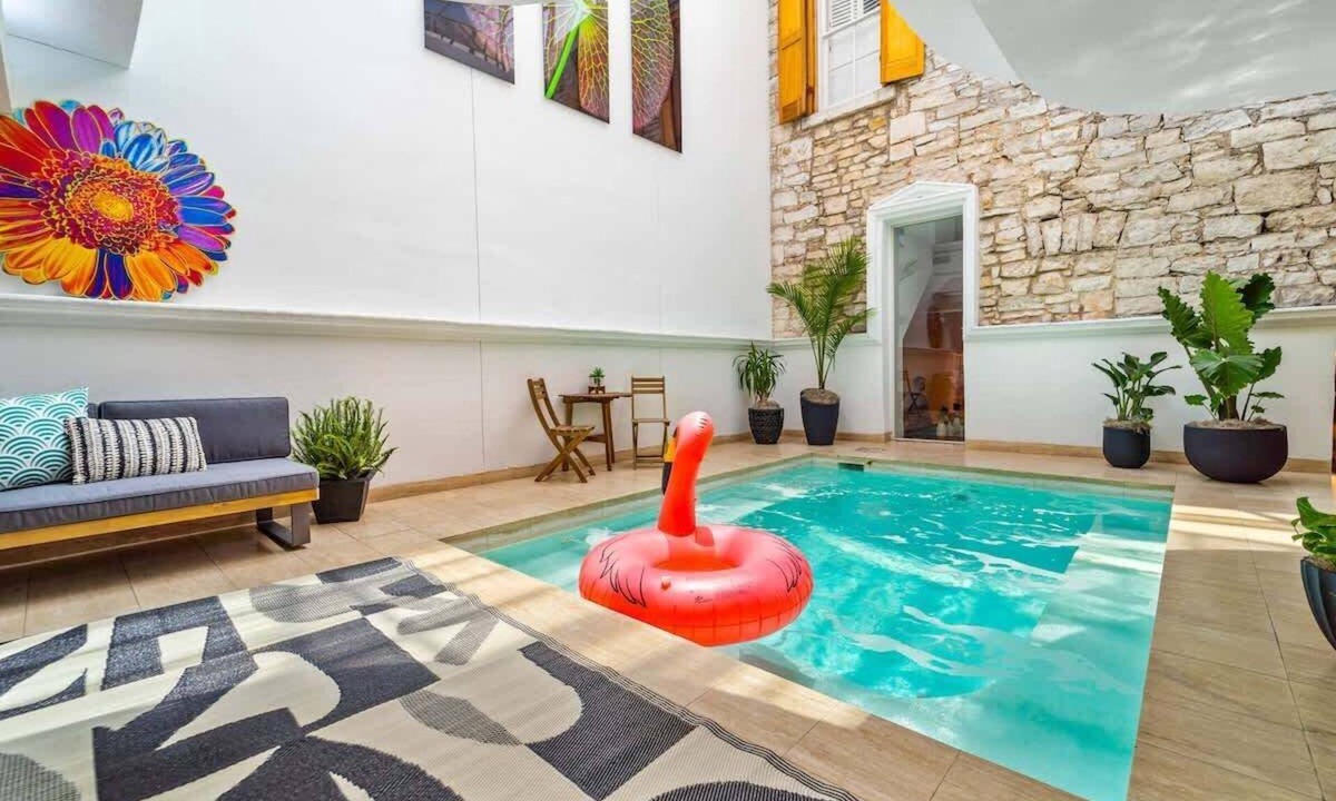 Downtown Austin House | 6th St Mansion w Indoor Pool + Walk to Everything