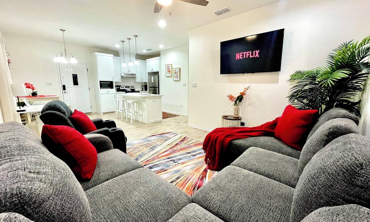 Sebastian House | A Luxury Modern Fully Stocked 2 Bed/2Bath w/KING-Sleeps 6-BBQ-Lift massage chair