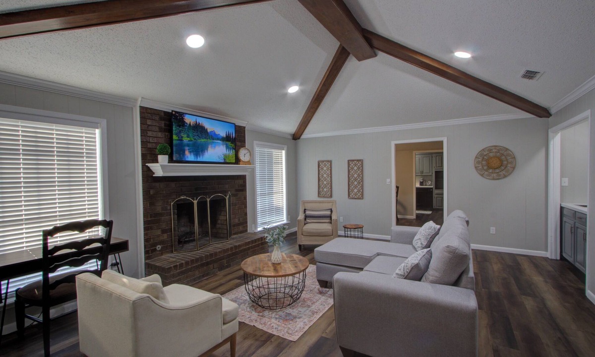 Texarkana House | A Quiet Place - Skyline - King Bed - Garage